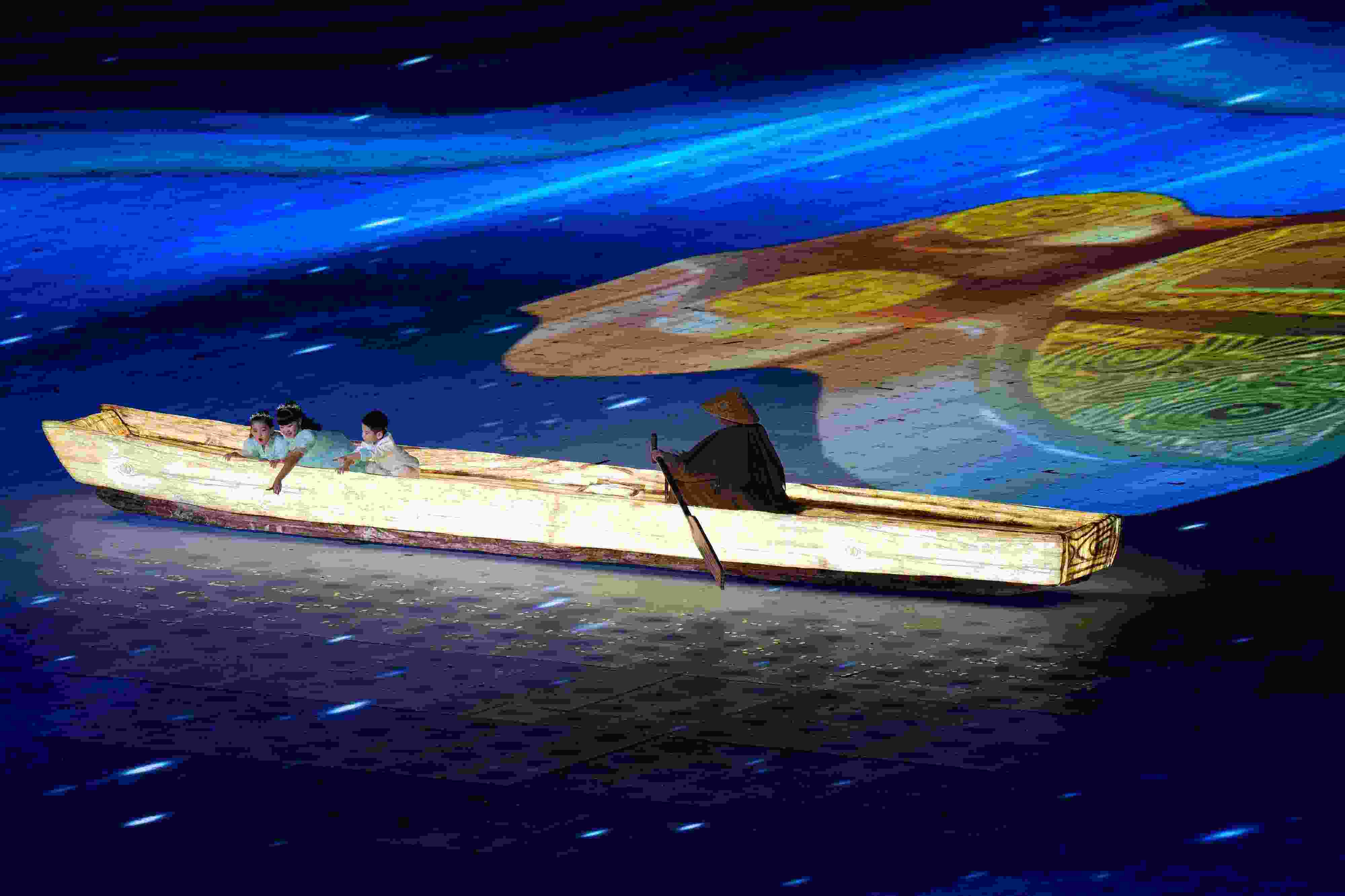 △2023年10月28日，杭州亞殘運(yùn)會(huì)閉幕式上的“中華第一舟”。