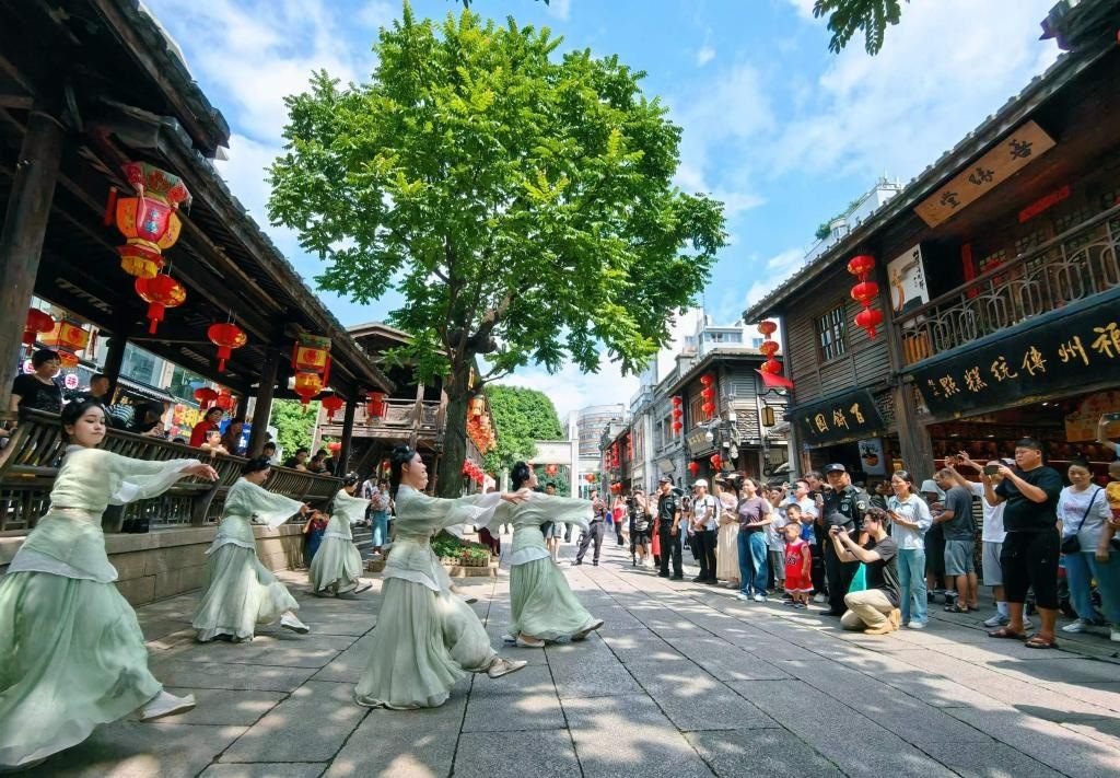 國慶節(jié)期間，福州市三坊七巷歷史文化街區(qū)上演《尋夢閩都》快閃。新華社發(fā)