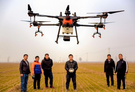 2019年2月25日，無人機(jī)教員（右三）在河北省衡水市冀州區(qū)徐莊鄉(xiāng)北榆林村為村民做植保無人機(jī)飛行操作技能培訓(xùn)。新華社記者 李曉果 攝