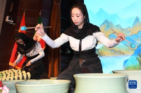 10月30日，演員在伊朗德黑蘭伊朗國(guó)家藝術(shù)科學(xué)院舉行的“青風(fēng)海上來(lái)”浙江青瓷巡禮開幕式暨“萬(wàn)象中國(guó)·天下寧波”寧波文旅推介會(huì)開幕式上表演。新華社記者 沙達(dá)提 攝