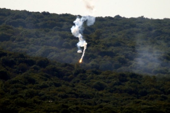 10月28日，閃光彈落在黎巴嫩納古拉樹(shù)林中燃起濃煙。新華社發(fā)（阿里·哈希紹攝）