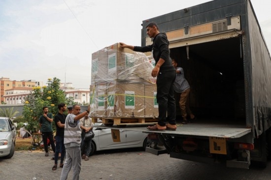  10月29日，工作人員在加沙地帶南部城市汗尤尼斯的一家醫(yī)院搬運(yùn)醫(yī)療援助物資。新華社發(fā)（里澤克·阿卜杜勒賈瓦德攝）