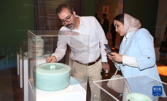 10月30日，人們?cè)谝晾实潞谔m伊朗國(guó)家藝術(shù)科學(xué)院觀看展出的展品。新華社記者 沙達(dá)提 攝