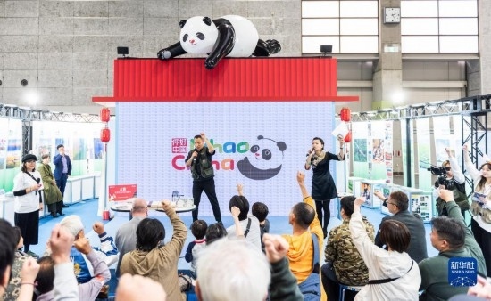  10月29日，游客在日本大阪國(guó)際會(huì)展中心中國(guó)館參與中國(guó)旅游知識(shí)問(wèn)答活動(dòng)。新華社發(fā)（中國(guó)駐大阪旅游辦事處供圖）