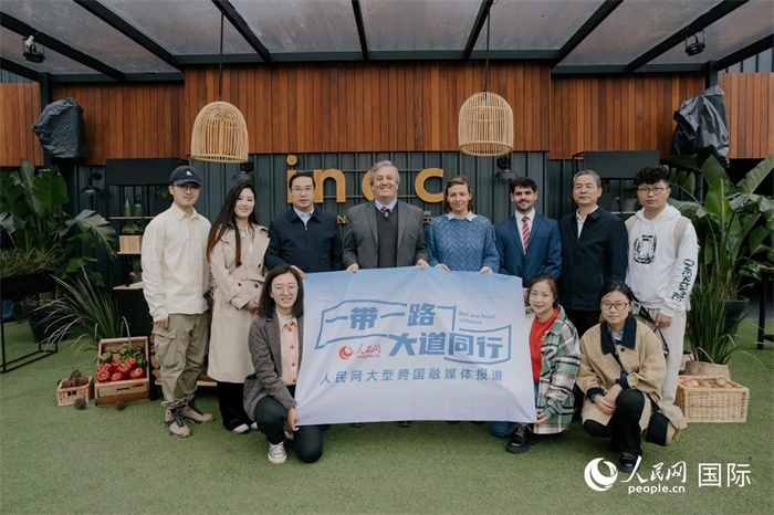 在烏拉圭第118屆普拉多牧農(nóng)業(yè)國際博覽會上，烏拉圭國家肉類協(xié)會主席與人民網(wǎng)記者合影。人民網(wǎng)記者 張若涵攝