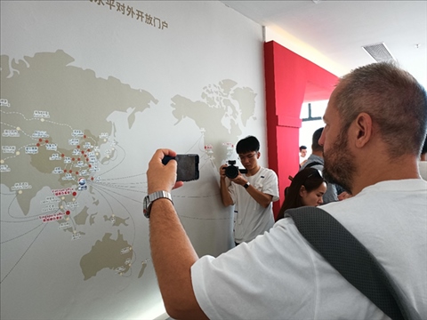 來(lái)自波黑的法魯克·博里奇用手機(jī)記錄廣州港可以通達(dá)到的世界城市與地區(qū)。石青川 攝