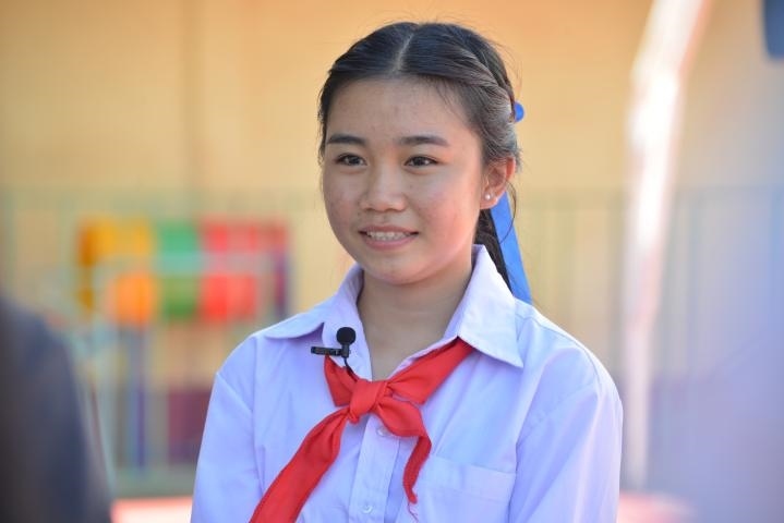 蓬批灣結(jié)束中國之行返回老撾后接受記者采訪。