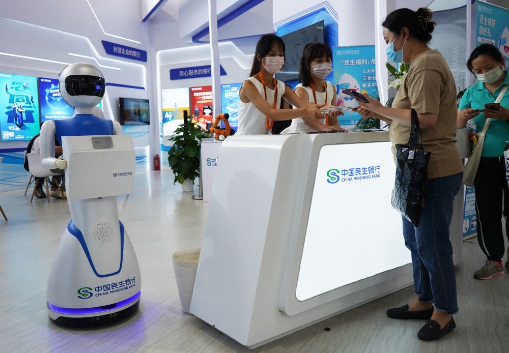 2022年9月4日，在服貿(mào)會(huì)首鋼園區(qū)金融服務(wù)專題展上，參觀者在中國(guó)民生銀行展臺(tái)咨詢金融業(yè)務(wù)。新華社記者 金皓原 攝