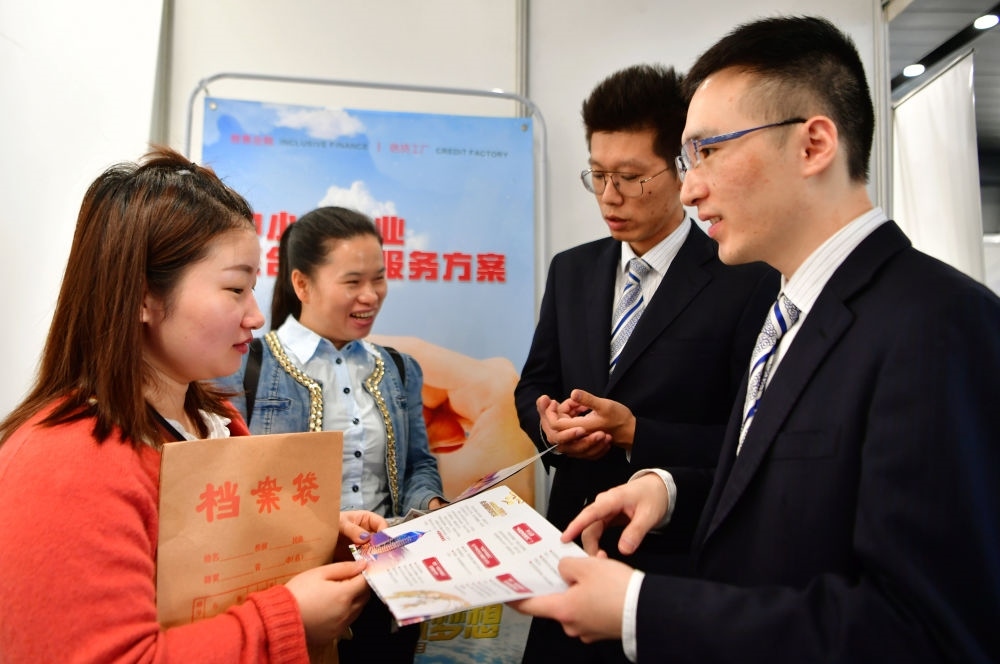 2019年5月9日，兩名鞋業(yè)公司的工作人員（左一和左二）向銀行工作人員咨詢中小微企業(yè)金融服務(wù)方案細(xì)則。當(dāng)日，福建自貿(mào)區(qū)福州片區(qū)稅企銀三方對(duì)接會(huì)在馬尾基金小鎮(zhèn)舉辦，來自傳統(tǒng)制造業(yè)、物聯(lián)網(wǎng)和電子商務(wù)等行業(yè)的企業(yè)代表參加對(duì)接會(huì)。新華社記者 魏培全 攝