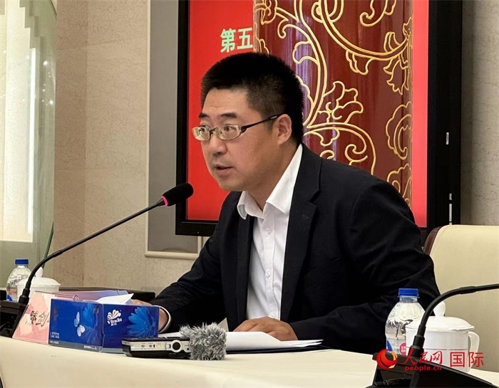 10月31日，歐美同學(xué)會(huì)副秘書(shū)長(zhǎng)滕劍峰在第五屆中法文化論壇媒體吹風(fēng)會(huì)上講話。（人民網(wǎng) 謝瑩攝）