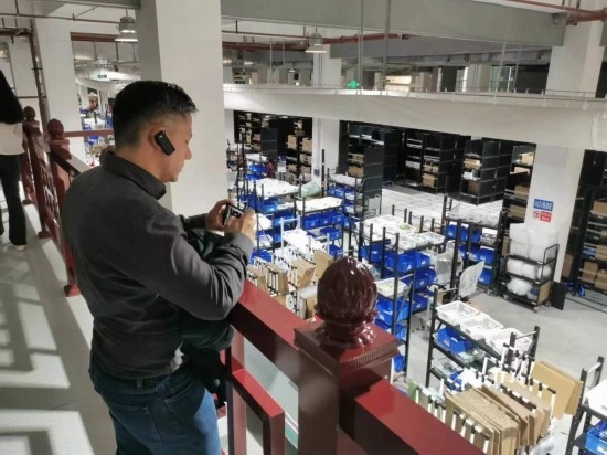 2023“一帶一路”媒體合作論壇聯(lián)合采訪團團員在仁和醫(yī)藥物流園拍攝記錄轉(zhuǎn)運流程。（本報記者 黃超攝）