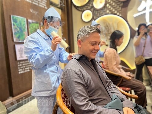  （外媒記者體驗(yàn)艾灸。中國經(jīng)濟(jì)周刊記者 郭志強(qiáng) 攝）