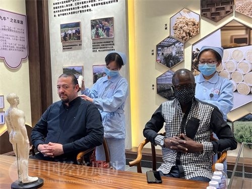  （外媒記者爭先恐后體驗(yàn)艾灸，直呼神奇。中國經(jīng)濟(jì)周刊記者 郭志強(qiáng) 攝）