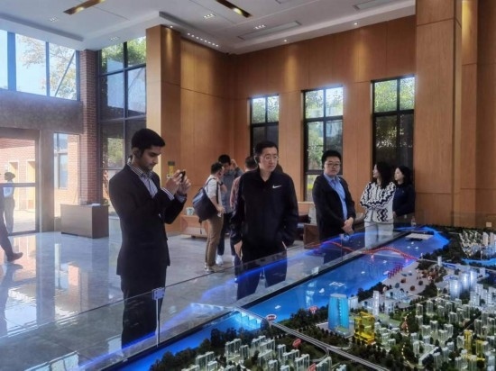 10月24日，2023“一帶一路”媒體合作論壇聯(lián)合采訪團(tuán)團(tuán)員在清水塘投資集團(tuán)招商服務(wù)中心參觀。本報(bào)記者 常雯宜攝