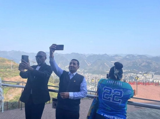 外媒記者在天釀景區(qū)拍照留念。本報(bào)記者葉子攝