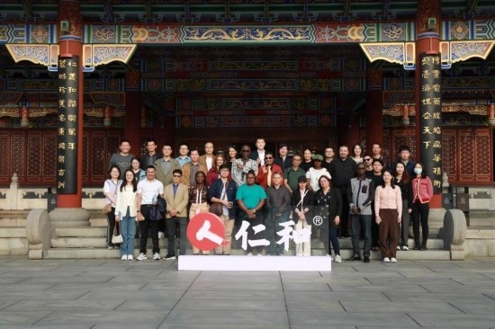 2023“一帶一路”媒體合作論壇聯(lián)合采訪團參觀仁和集團。（受訪者供圖）