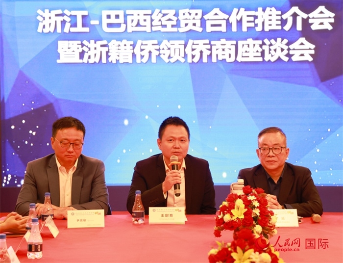 中國駐里約代總領(lǐng)事王尉育（中）在活動中致辭。人民網(wǎng)記者 陳海琪攝