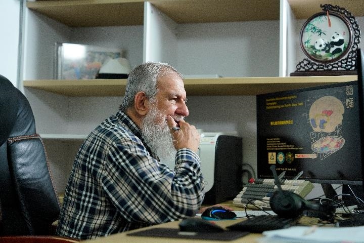 10月31日，古巴科學家裴德樂在電子科技大學做科研。