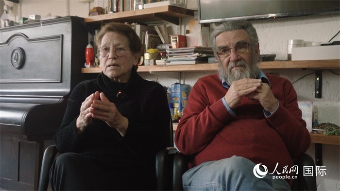 艾麗西亞·奧夫雷貢（左）和馬里奧·帕佐斯接受人民網(wǎng)專訪。人民網(wǎng)記者 張若涵攝