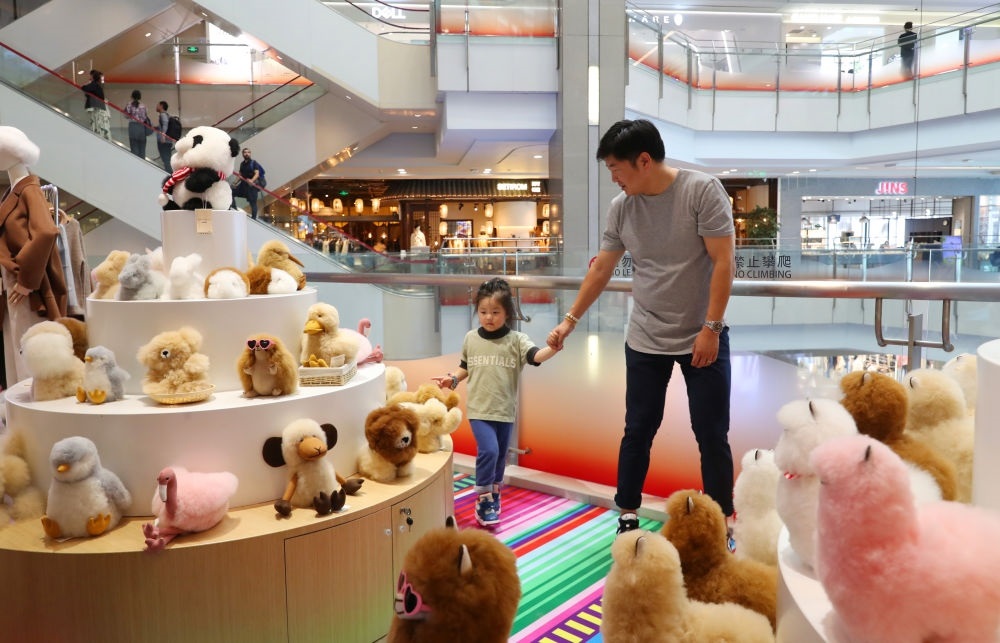 2023年11月2日，顧客在溫暖駝品牌專柜內(nèi)選購。連續(xù)六年參加進博會的秘魯羊駝制品品牌溫暖駝在上海市中心商場開設(shè)了專柜。新華社記者 方喆 攝