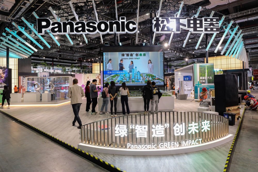 2023年11月2日，工作人員在進博會松下電器展位做準(zhǔn)備工作。新華社記者 辛夢晨 攝