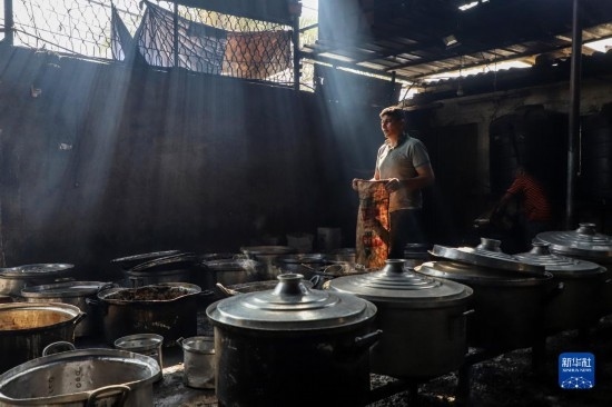 11月3日，在加沙地帶南部城市拉法，人們在煤氣中斷后用柴火做飯。新華社發(fā)（里澤克·阿卜杜勒賈瓦德攝）