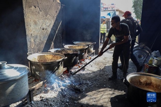 11月3日，在加沙地帶南部城市拉法，人們在煤氣中斷后用柴火做飯。新華社發(fā)（里澤克·阿卜杜勒賈瓦德攝）