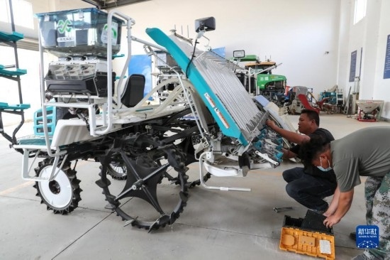 11月4日，技術(shù)員在南通市通州區(qū)十總鎮(zhèn)育民村農(nóng)場保養(yǎng)無人插秧機設(shè)備。