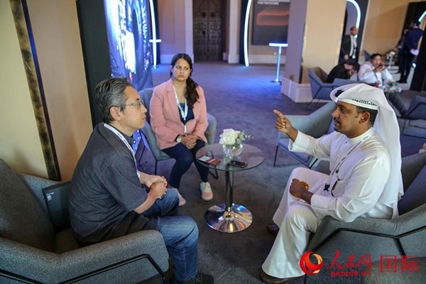 人民網(wǎng)記者采訪迪拜創(chuàng)新企業(yè)家索萊曼·里法伊（右一），索萊曼表示期待加強(qiáng)與中方合作。人民網(wǎng) 塔里克·易卜拉欣 攝