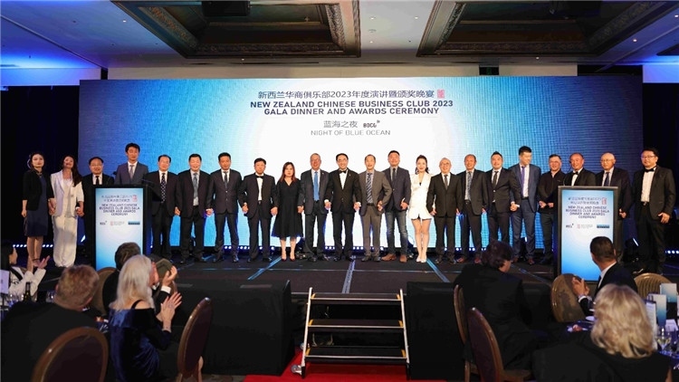 新西蘭華商聯(lián)合總會首批會員代表上臺亮相。攝影：張凱