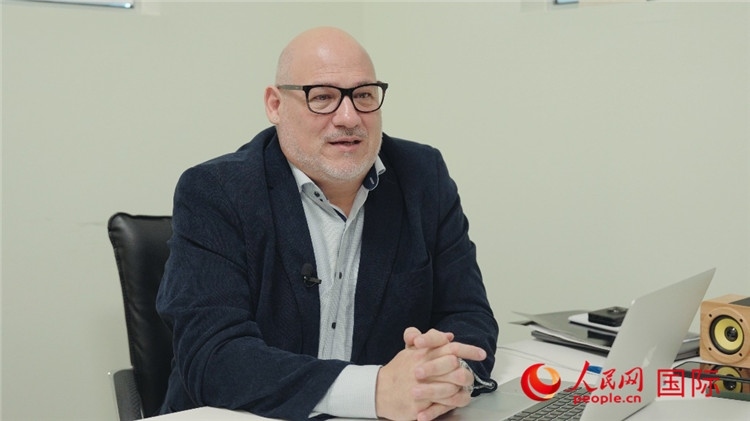 烏拉圭《共和國(guó)報(bào)》總編輯胡安·布蘭卡接受人民網(wǎng)專訪。人民網(wǎng)記者 張若涵攝