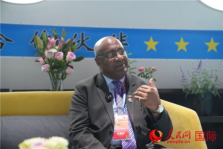 斐濟(jì)副總理兼貿(mào)易部長(zhǎng)卡米卡米加談參加進(jìn)博會(huì)感受。人民網(wǎng)記者 吳超嵐攝