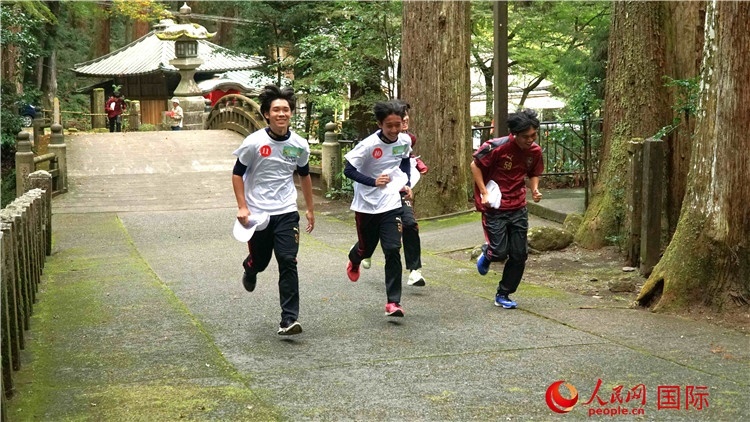 中日青少年在百年古剎里奔跑，揮灑青春的汗水。人民網(wǎng) 蔣曉辰攝