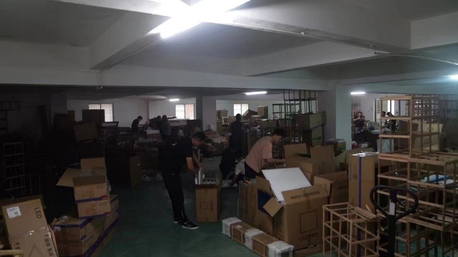 查處倉庫現(xiàn)場。重慶市梁平區(qū)公安局供圖。