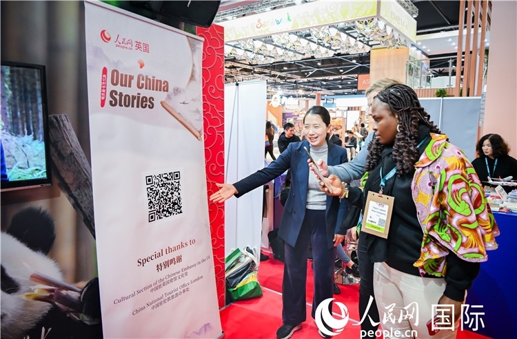 觀眾掃碼《我們的中國故事》系列視頻。人民網(wǎng) 郭錦標攝