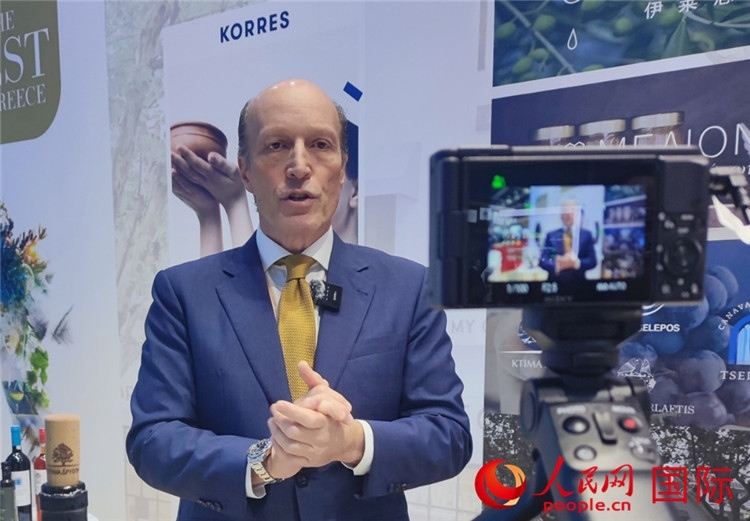 希華集團(tuán)創(chuàng)始人兼首席執(zhí)行官甘德密先生接受采訪。人民網(wǎng) 殷韜攝