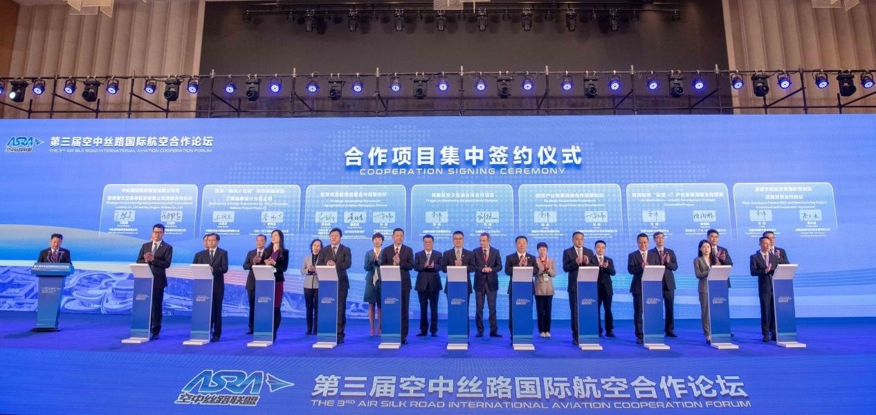 圖為7個國內外合作項目現(xiàn)場簽約。人民網記者 唐宋攝