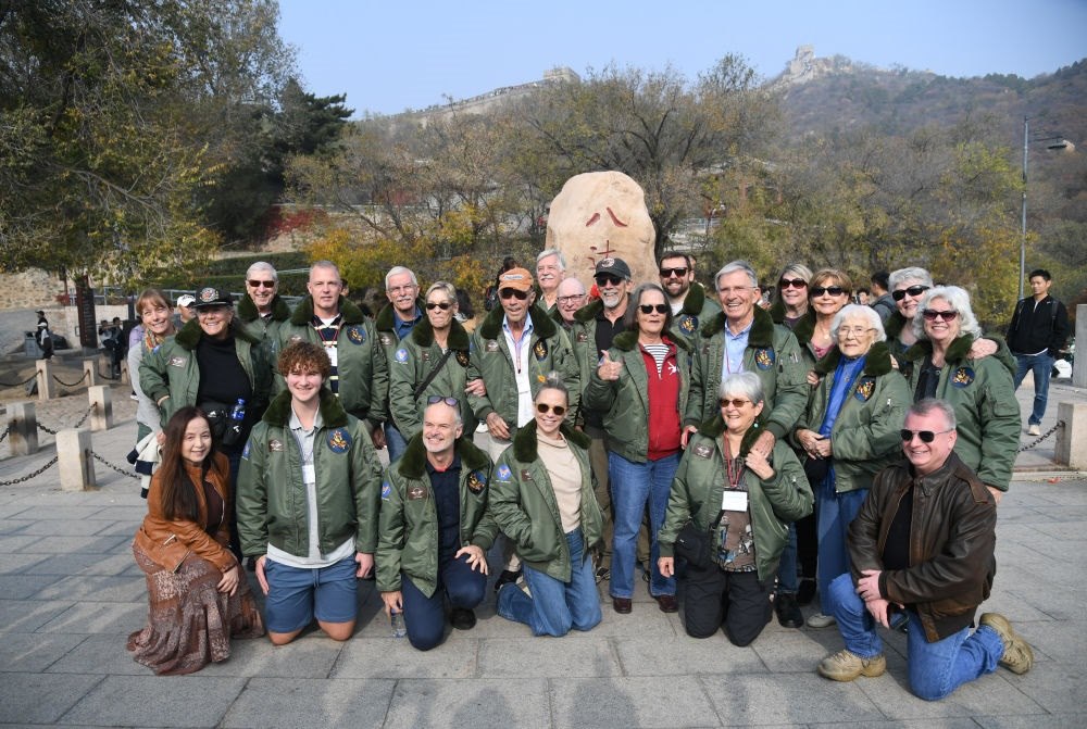 2023年10月29日，飛虎隊老兵莫耶一行人在北京八達(dá)嶺長城合影留念。當(dāng)日，美中航空遺產(chǎn)基金會訪華代表團(tuán)成員陸續(xù)抵達(dá)北京。新華社記者 任超 攝