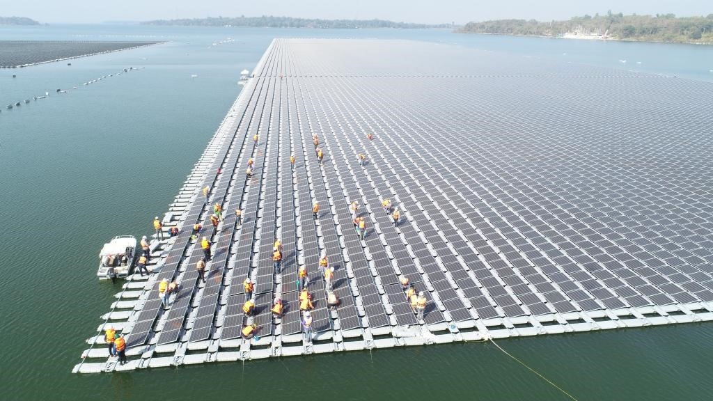 2021年1月23日，施工人員檢查泰國烏汶府詩琳通大壩綜合浮體光伏項目的太陽能板安裝情況。新華社發(fā)（泰國國家電力局項目組供圖）