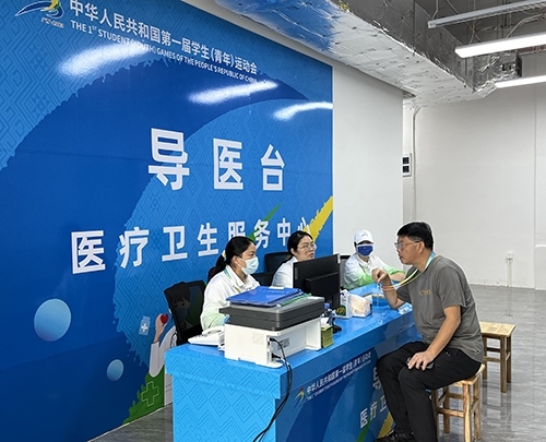 村內(nèi)住客在醫(yī)療衛(wèi)生服務(wù)中心導(dǎo)醫(yī)臺問診。人民網(wǎng)記者 歐興榮攝