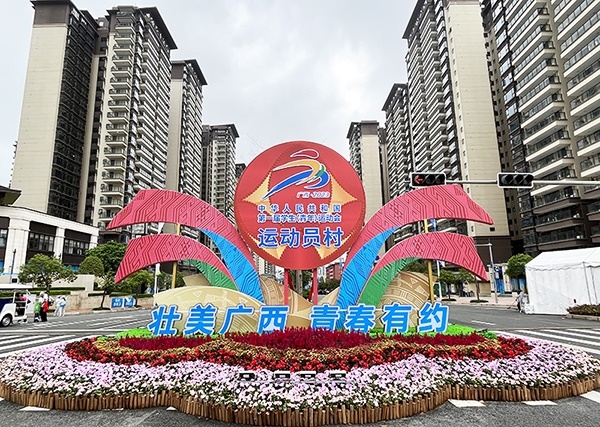 運動員村入口處標(biāo)識標(biāo)牌成為極受歡迎的打卡點。人民網(wǎng)記者 歐興榮攝