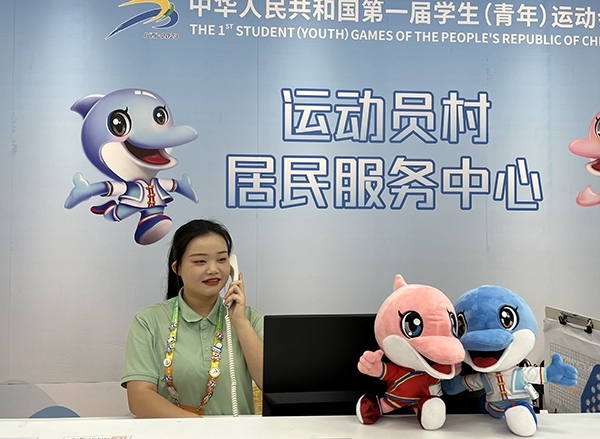 朱珊妮在接聽住宿服務(wù)中心的熱線電話。人民網(wǎng)記者 歐興榮攝