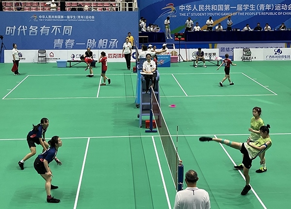 11月11日，第一屆全國學生（青年）運動會毽球（校園組）比賽現(xiàn)場。人民網記者 歐興榮攝