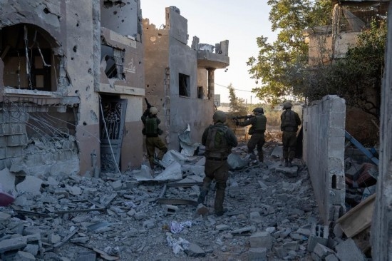 這張以色列國防軍11月12日發(fā)布的照片顯示，以軍地面部隊(duì)在加沙地帶北部開展軍事行動(dòng)。新華社發(fā)