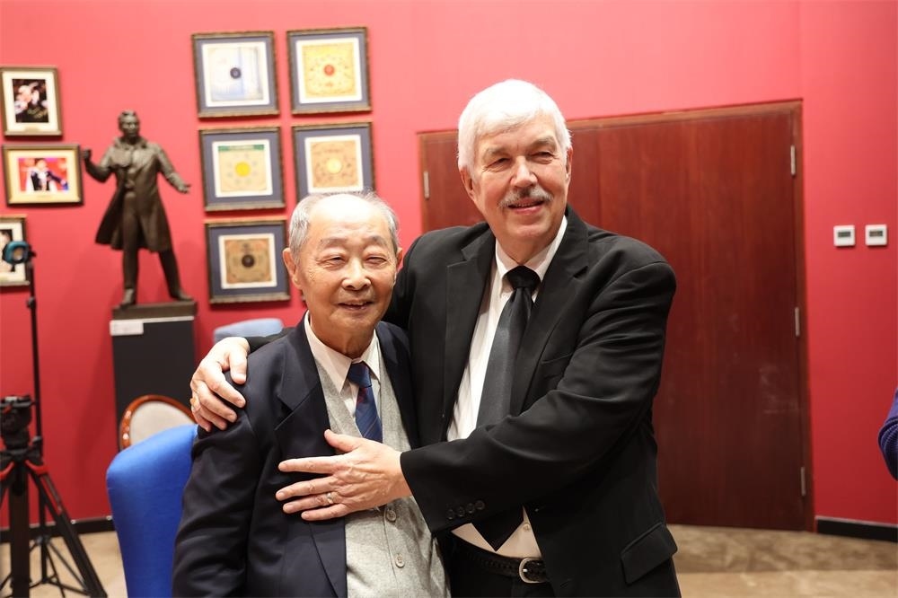 費城交響樂團小提琴演奏家戴維·布斯與原中央樂團小提琴演奏家朱信人50年后再相聚。