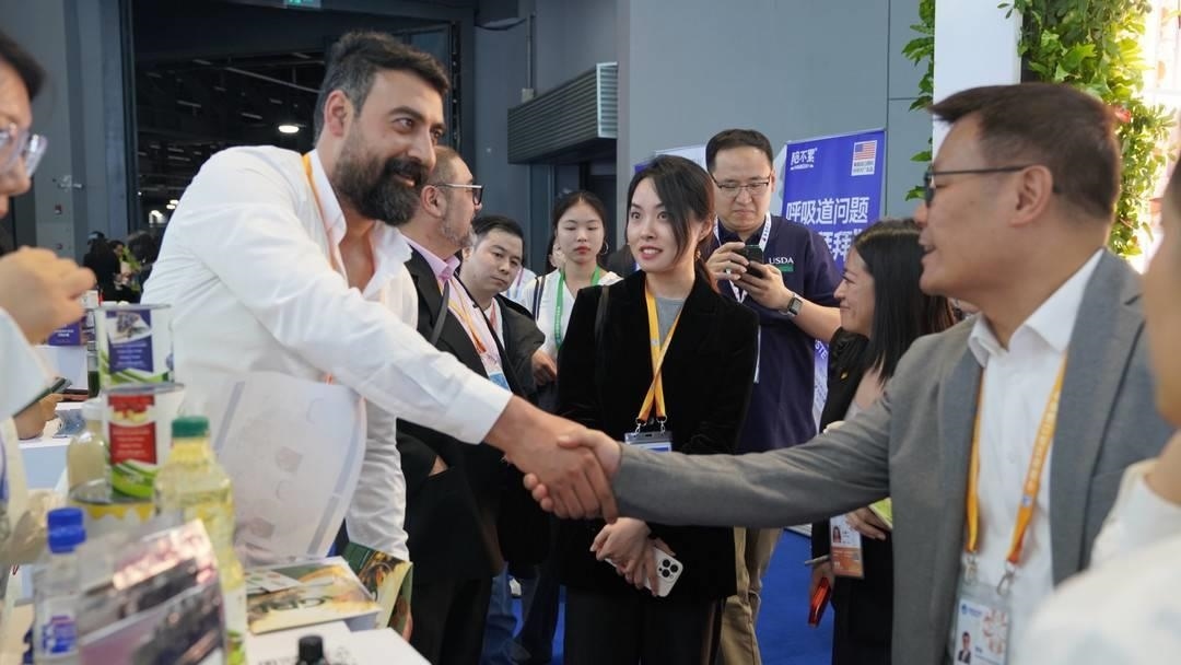 第六屆進博會上，國內(nèi)一家超市行業(yè)的客商與來自美國佐治亞州的企業(yè)展商達成初步合作意向。