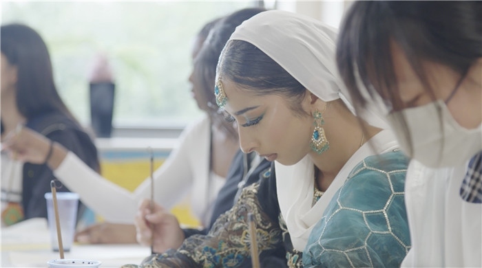 學(xué)生學(xué)習(xí)中國書法。帕特里克·謝德-西蒙茲攝