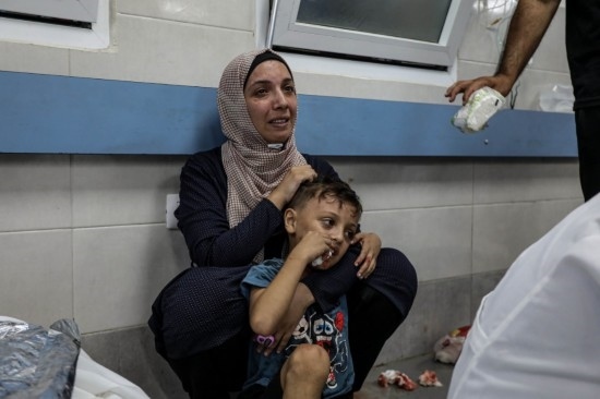 11月3日，人們?cè)诩由吵窍７ㄡt(yī)院接受治療。新華社發(fā)