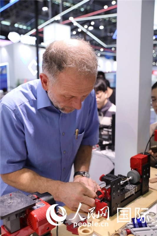 第25屆中國國際高新技術(shù)成果交易會15日在深圳開幕，圖為展商現(xiàn)場演示精密加工工具。人民網(wǎng)記者 魯揚(yáng)攝