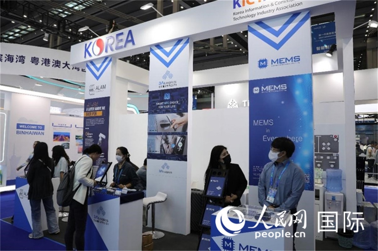 第二十五屆中國國際高新技術(shù)成果交易會15日在深圳開幕，圖為韓國企業(yè)展臺（人民網(wǎng)記者 魯揚(yáng)攝）